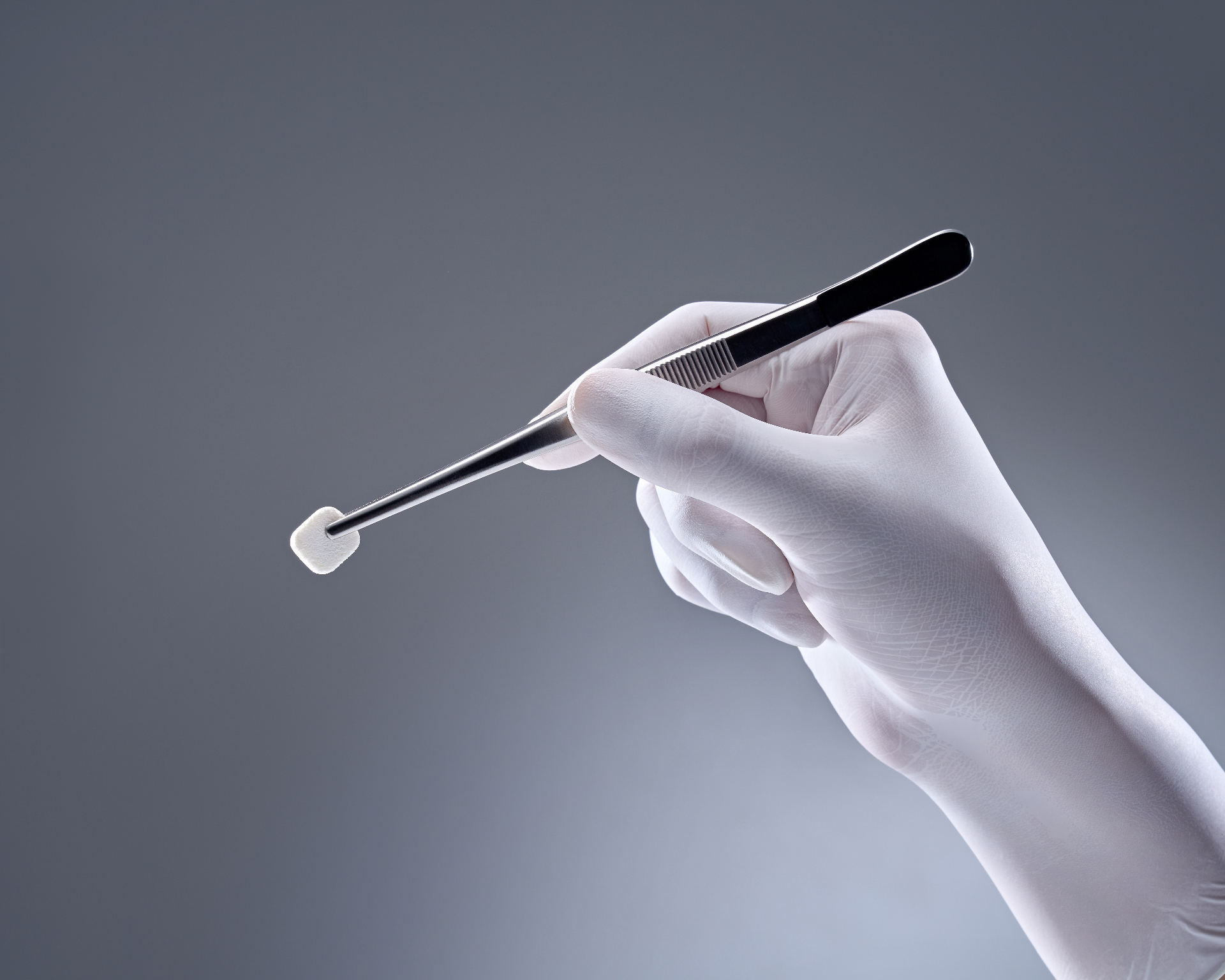 Bloco The Graft Collagen segurado com pinça